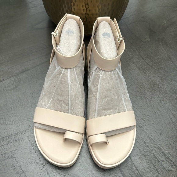 FRANCO SARTO Davenport Flat Sandals - Picture 5 of 8